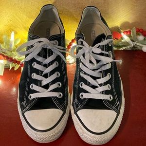 Black Converse women’s 9 men’s 7